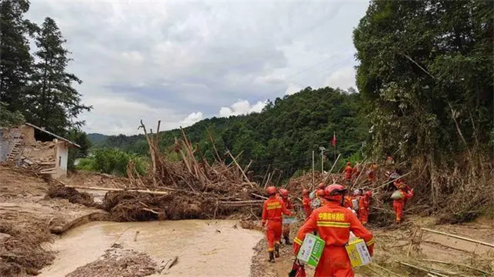 洪水过后的梅州村庄：近一半土坯房倒塌，在外年轻人请假回乡清淤