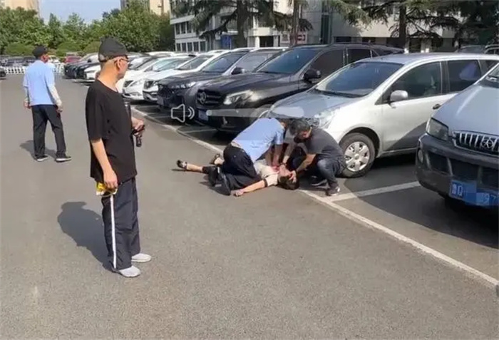 惊险瞬间！即墨一女子在医院停车场突发心脏骤停，众人合力救回生命