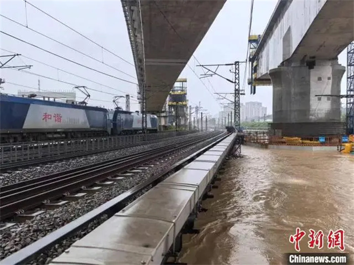 江西九江暴雨多地区出现内涝 发布紧急停课通知